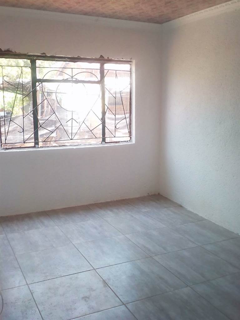 4 Bed House in Lethlabile photo number 12