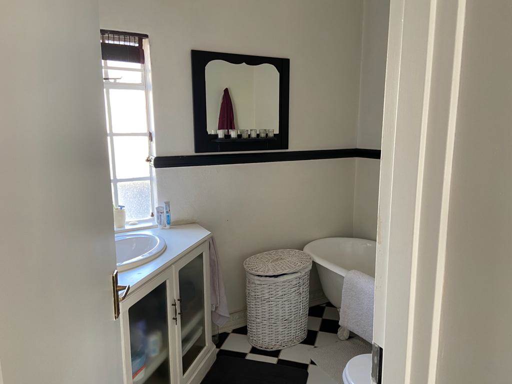2 Bed Apartment in Saxonwold photo number 11