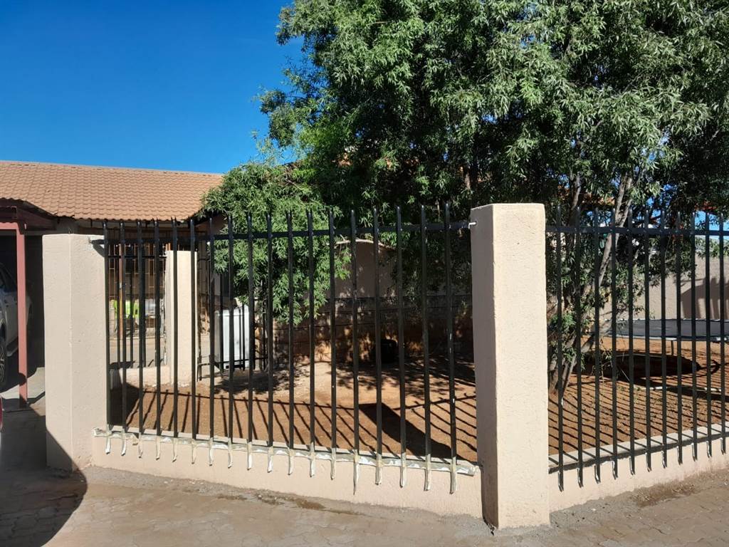 3 Bed Townhouse in Kuruman photo number 4