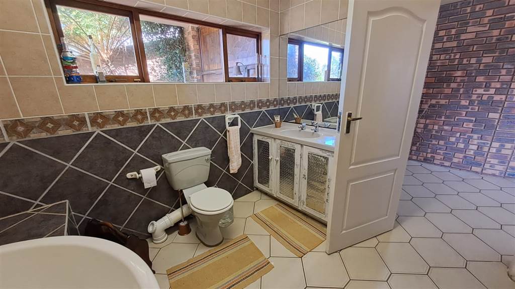 5 Bed House in Umtentweni photo number 19