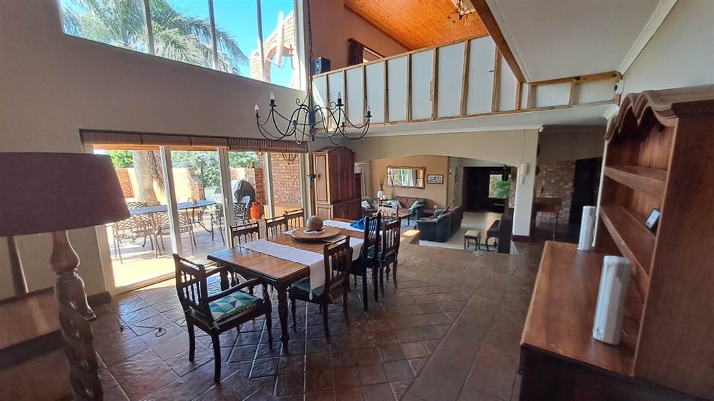 5 Bed House in Umtentweni photo number 6