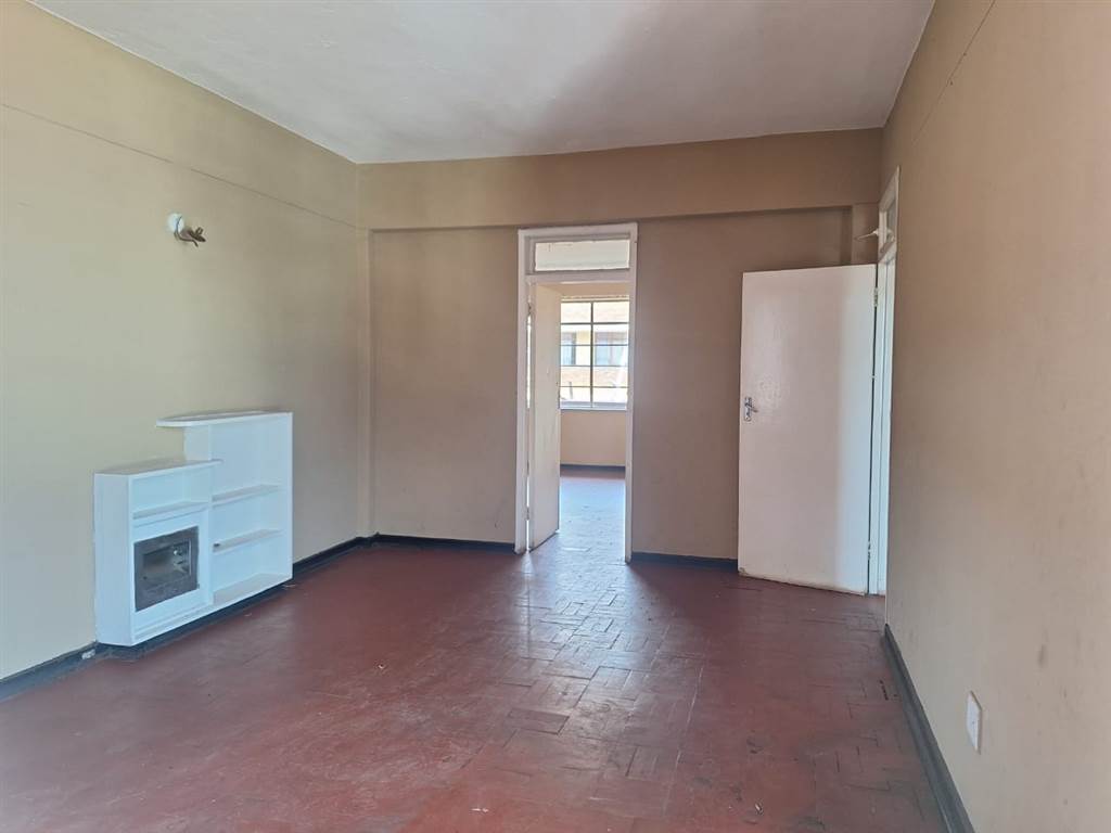 2 Bed Apartment in Yeoville photo number 5