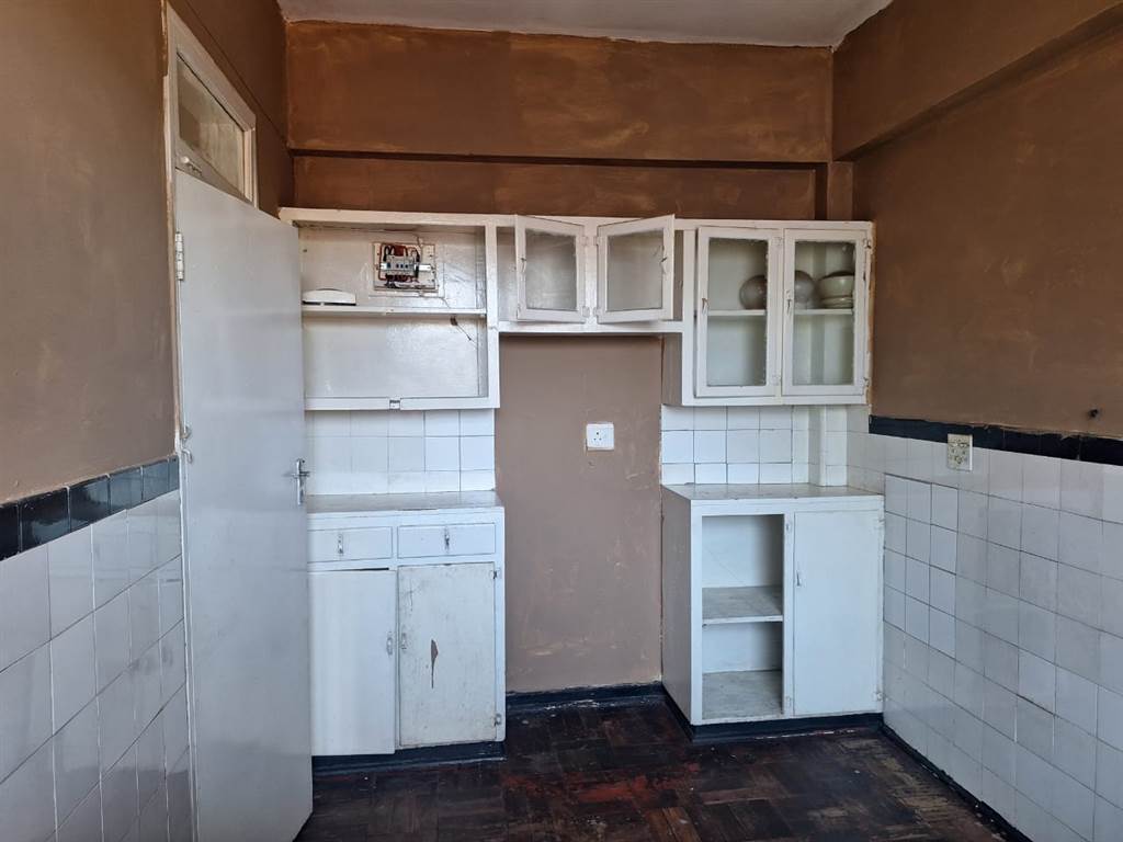 2 Bed Apartment in Yeoville photo number 13