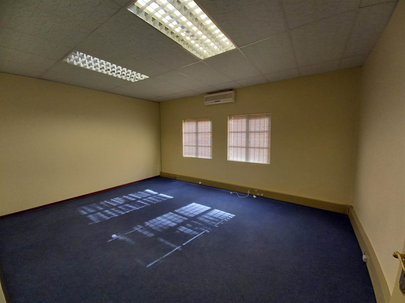 130  m² Office Space in Die Hoewes photo number 4