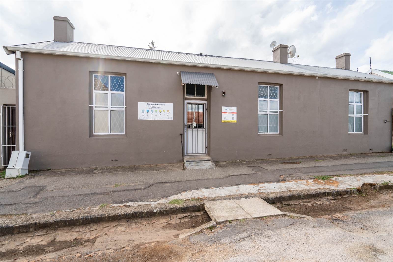 5 Bed House in Grahamstown Central photo number 2