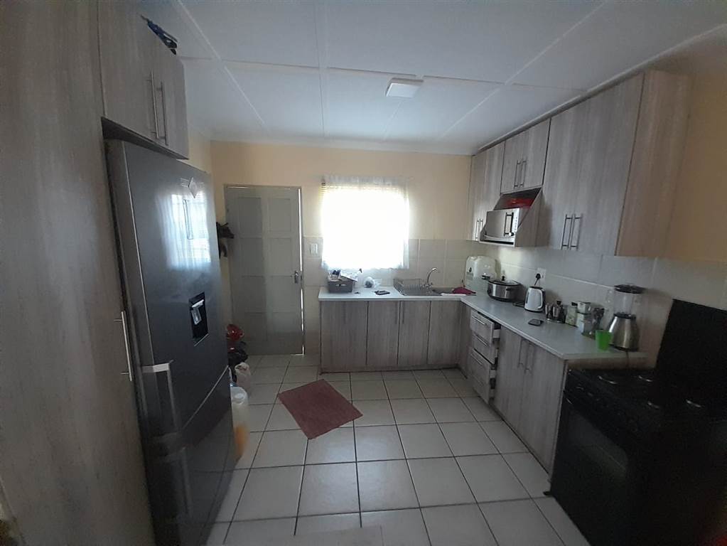 3 Bed Townhouse in Bloemfontein Farms photo number 11