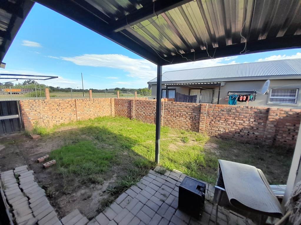 3 Bed Townhouse in Bloemfontein Farms photo number 9