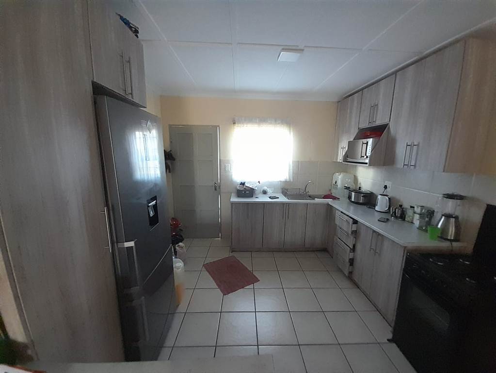 3 Bed Townhouse in Bloemfontein Farms photo number 10