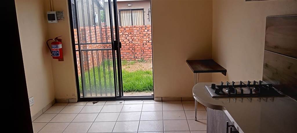3 Bed Townhouse in Bloemfontein Farms photo number 2