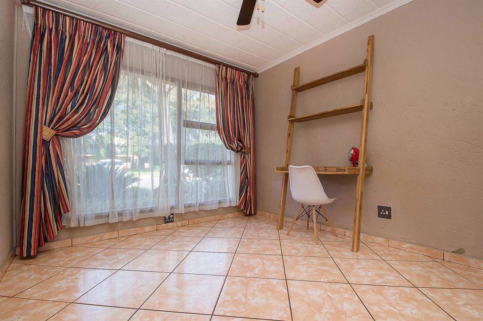 2 Bed Apartment in Hartbeespoort Dam photo number 25