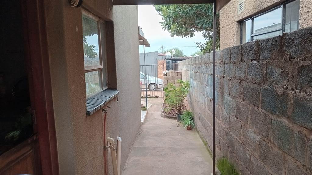 3 Bed House in Ivory Park photo number 6