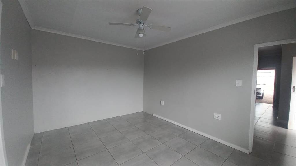 1 Bed Flat in Empangeni Central photo number 5