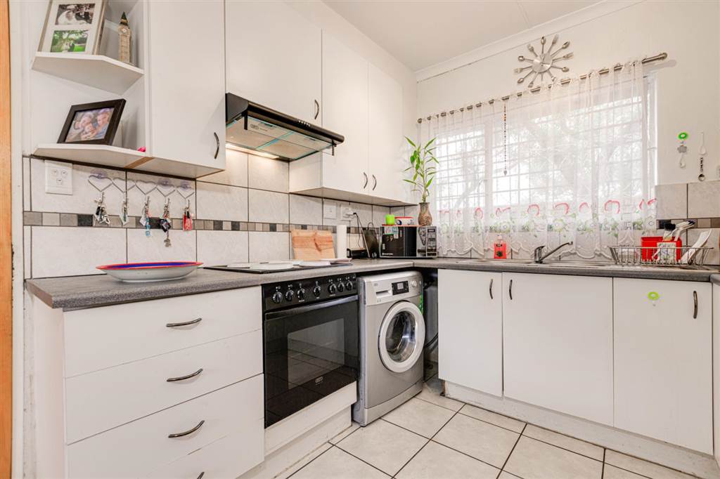 2 Bed Apartment in Randpark Ridge photo number 9