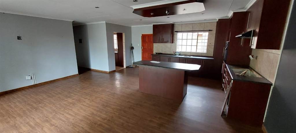 6 Bed House in Secunda photo number 3