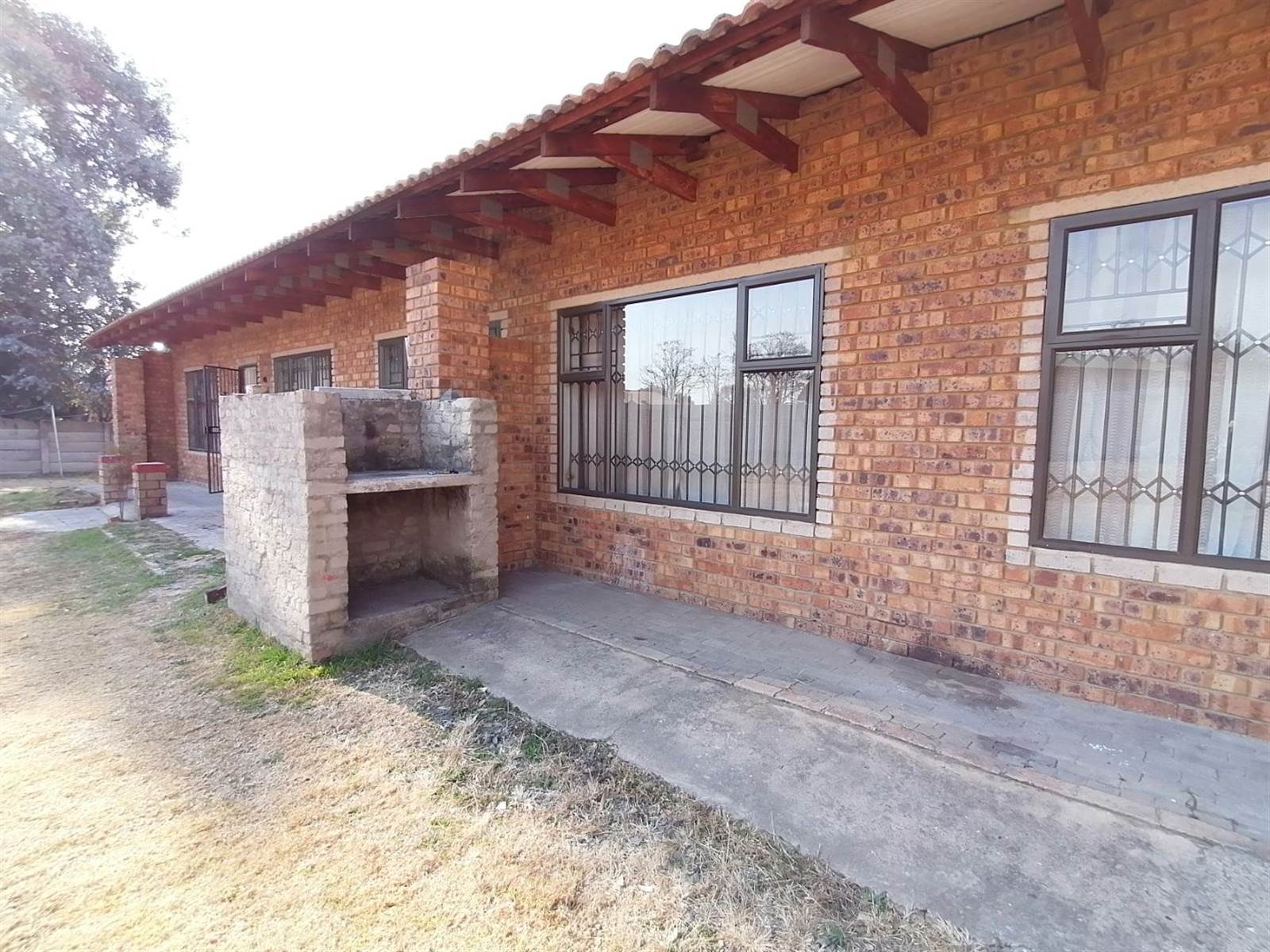 3 Bed Townhouse in Rensburg photo number 14