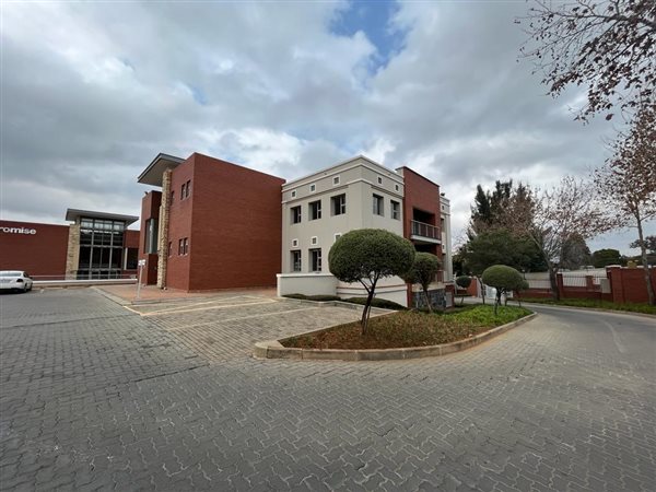 894  m² Commercial space