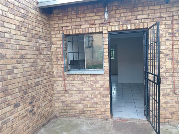 1 Bed Garden Cottage in Kempton Park Central