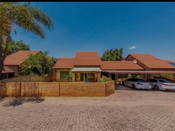 3 Bedroom Townhouse 3 Bedroom Townhouse