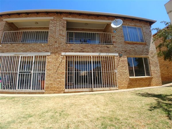 2 Bed Apartment in Grobler Park