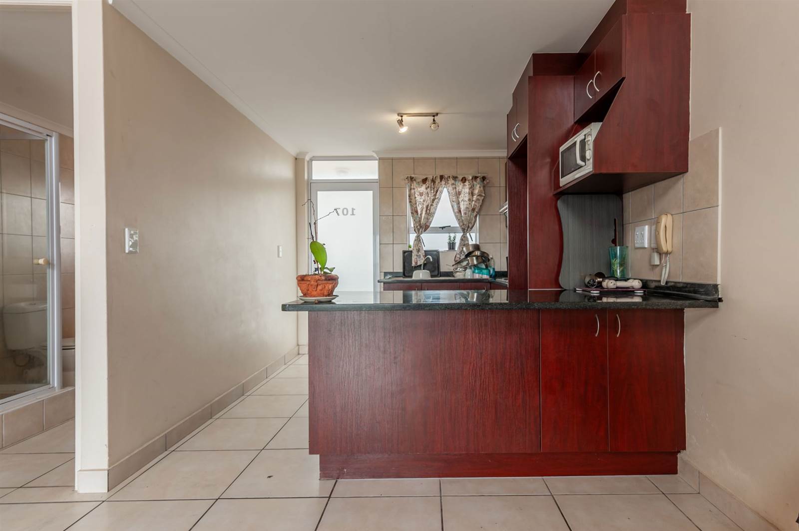 1 Bed Apartment in Muizenberg photo number 5