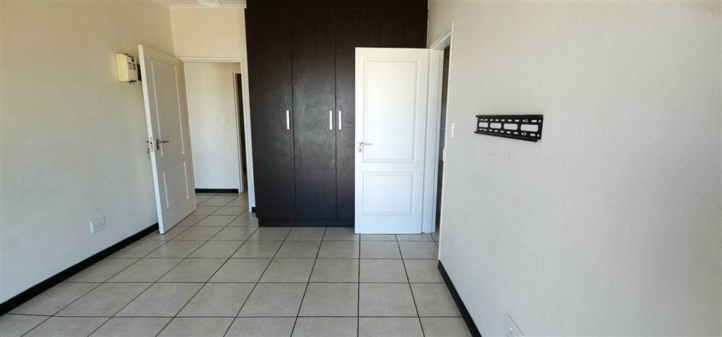 2 Bed Apartment in Greenstone Gate photo number 19