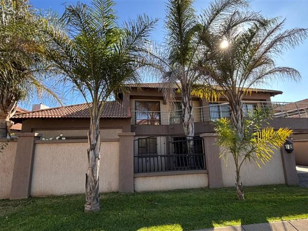 5 Bedroom Townhouse 5 Bedroom Townhouse