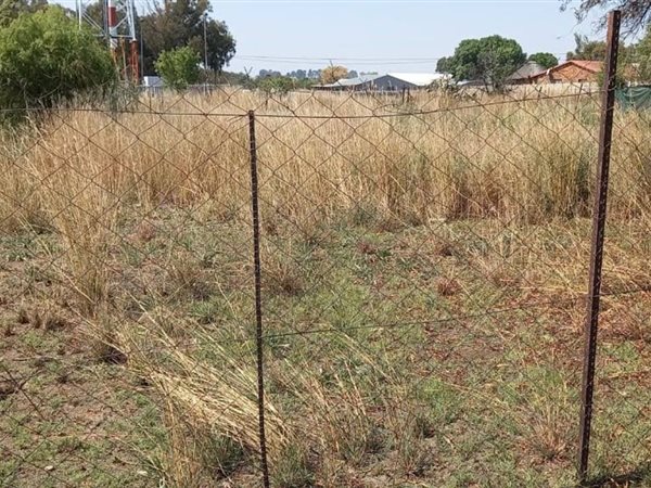 1 115 m² Land