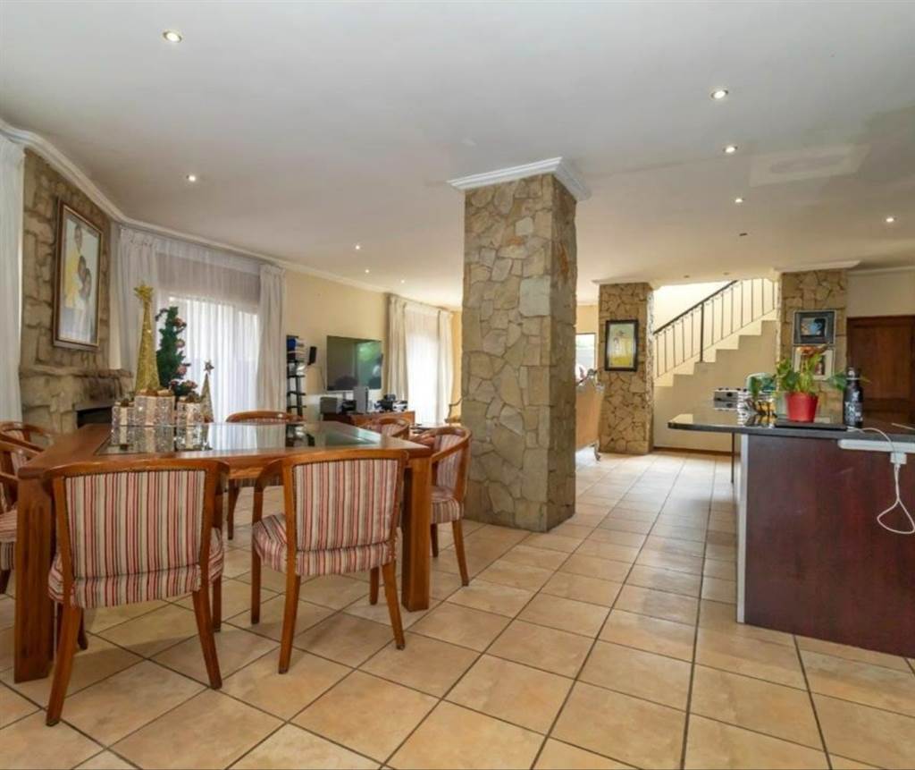 4 Bed House in Roodepoort Central photo number 5