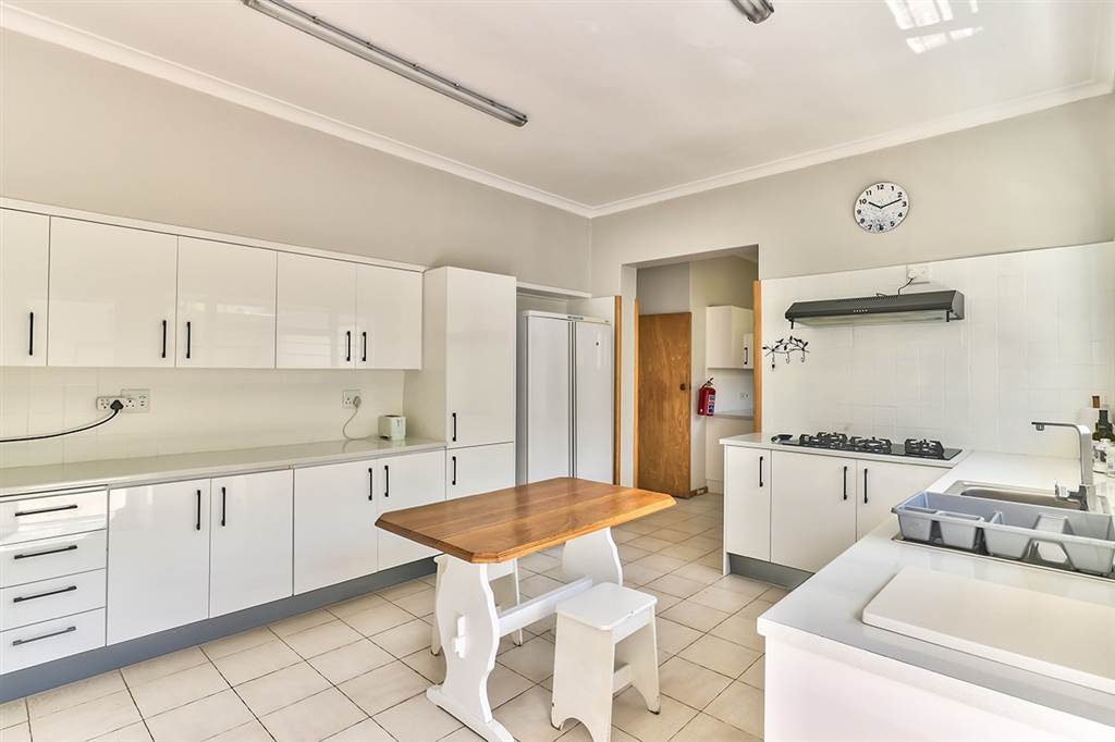 4 Bed Apartment in Camps Bay photo number 17