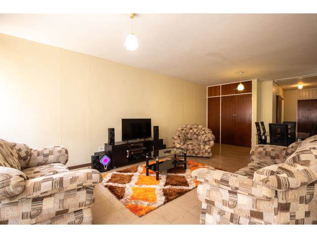 1.5 Bed Flat in Sunnyside photo number 4