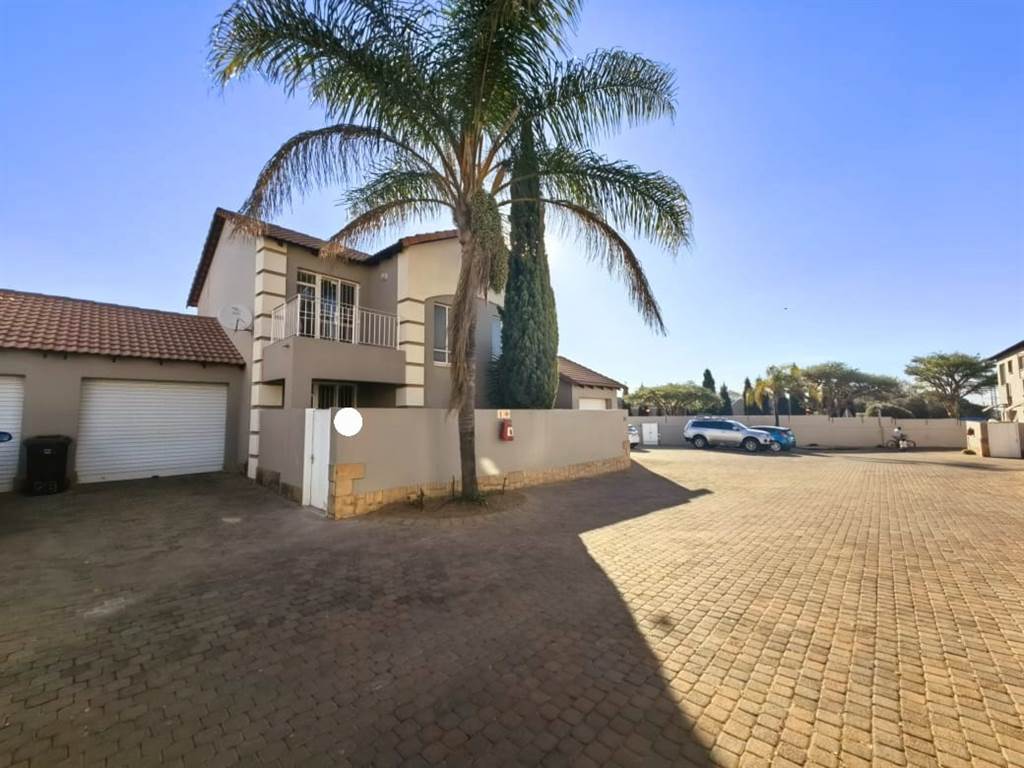 2 Bed Duplex in Sunninghill photo number 14