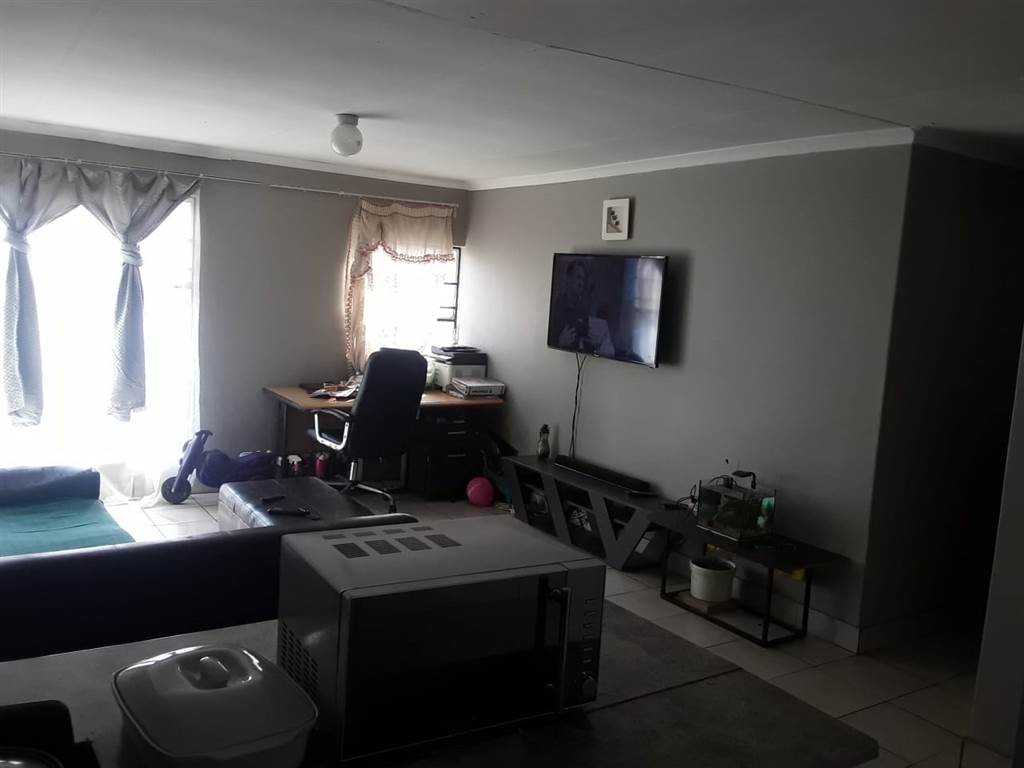 3 Bed Flat in Kempton Park Central photo number 6