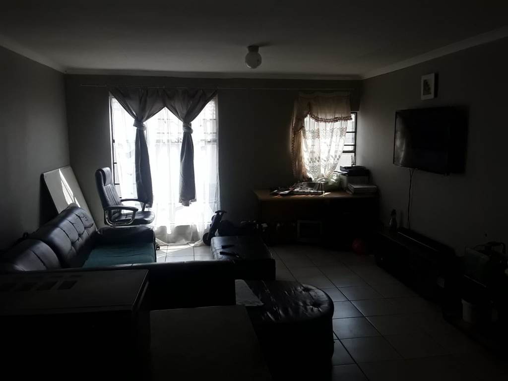 3 Bed Flat in Kempton Park Central photo number 4