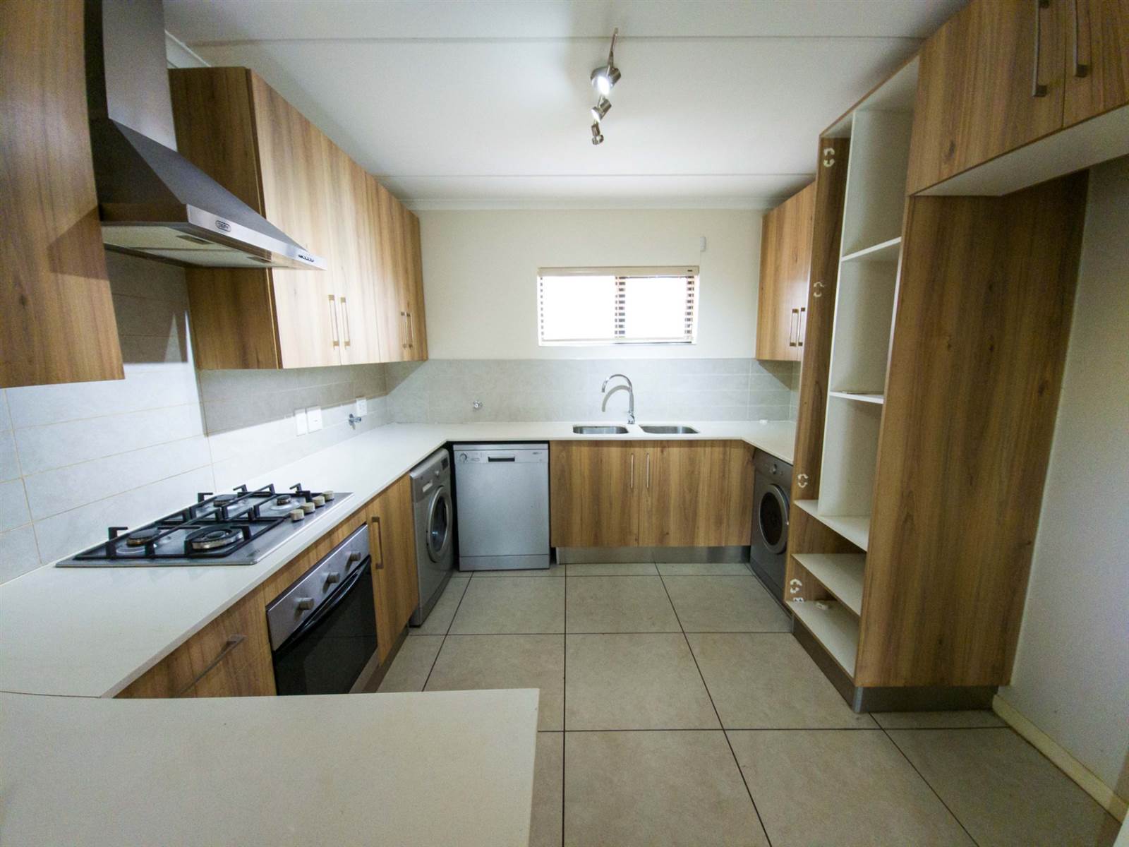 2 Bed Apartment in Doringkloof photo number 8