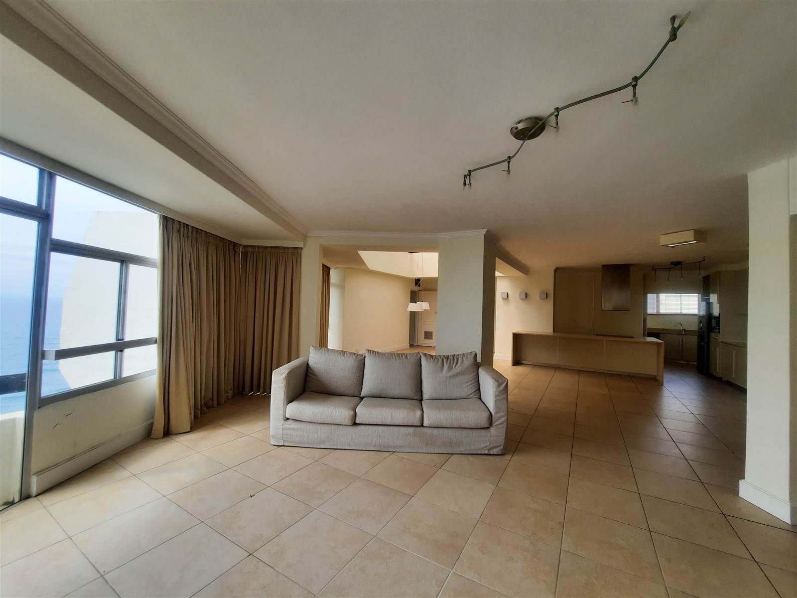 3 Bed Penthouse in Umhlanga Rocks photo number 3