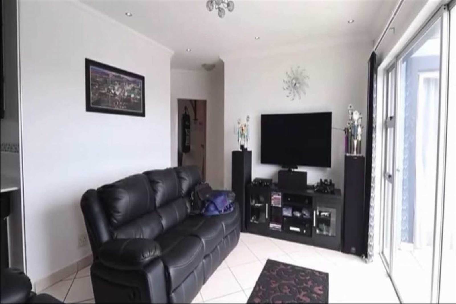 3 Bed Apartment in Athlone Park photo number 7
