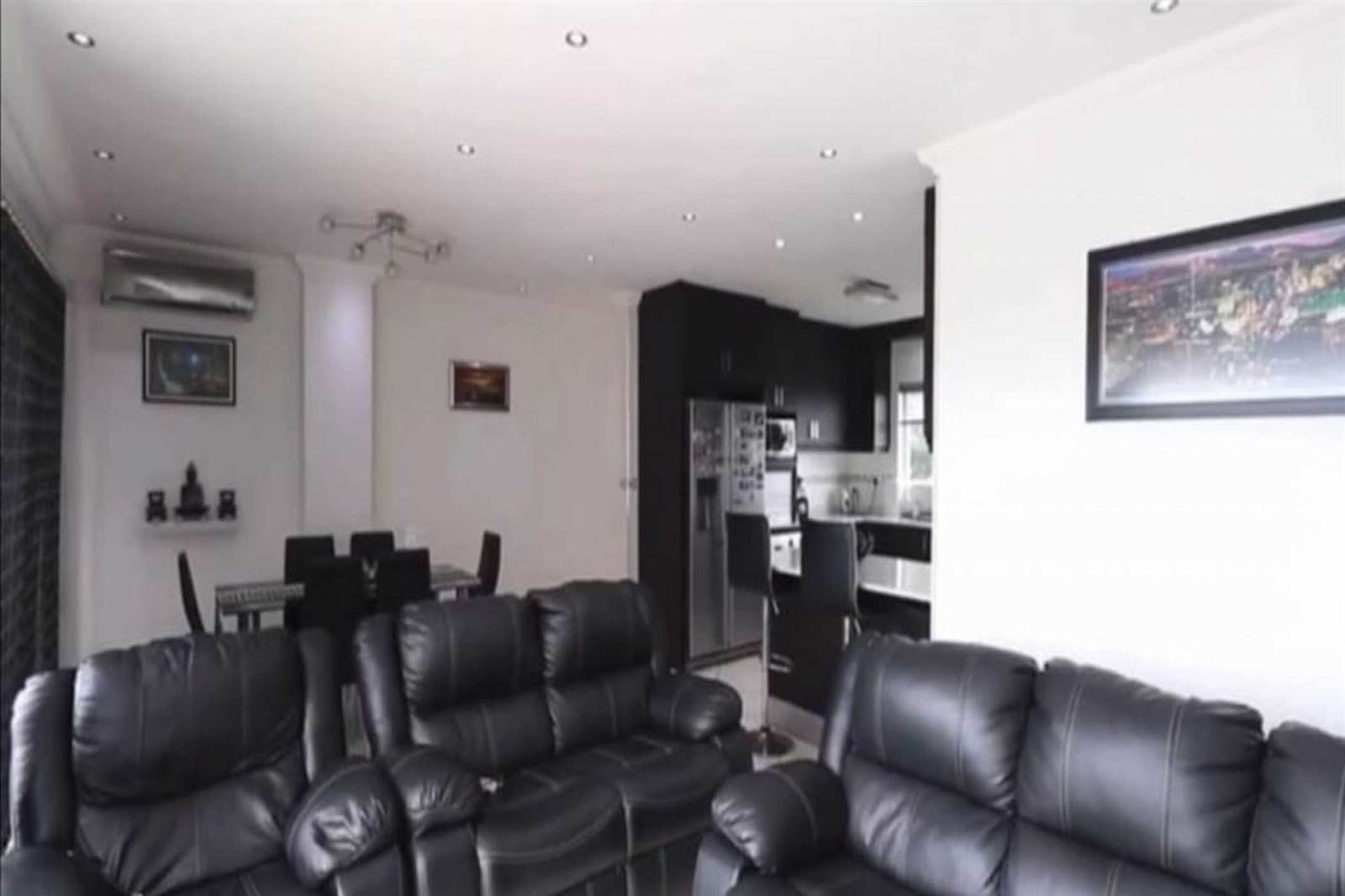 3 Bed Apartment in Athlone Park photo number 4