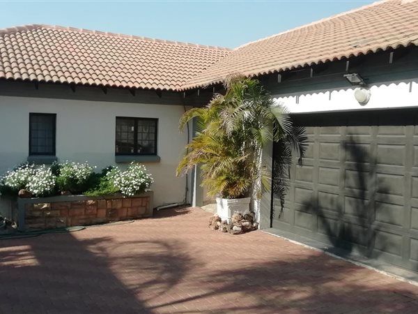 5 Bed Townhouse in Highveld Park