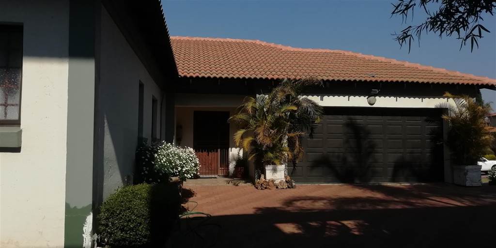 5 Bed Townhouse in Highveld Park photo number 3