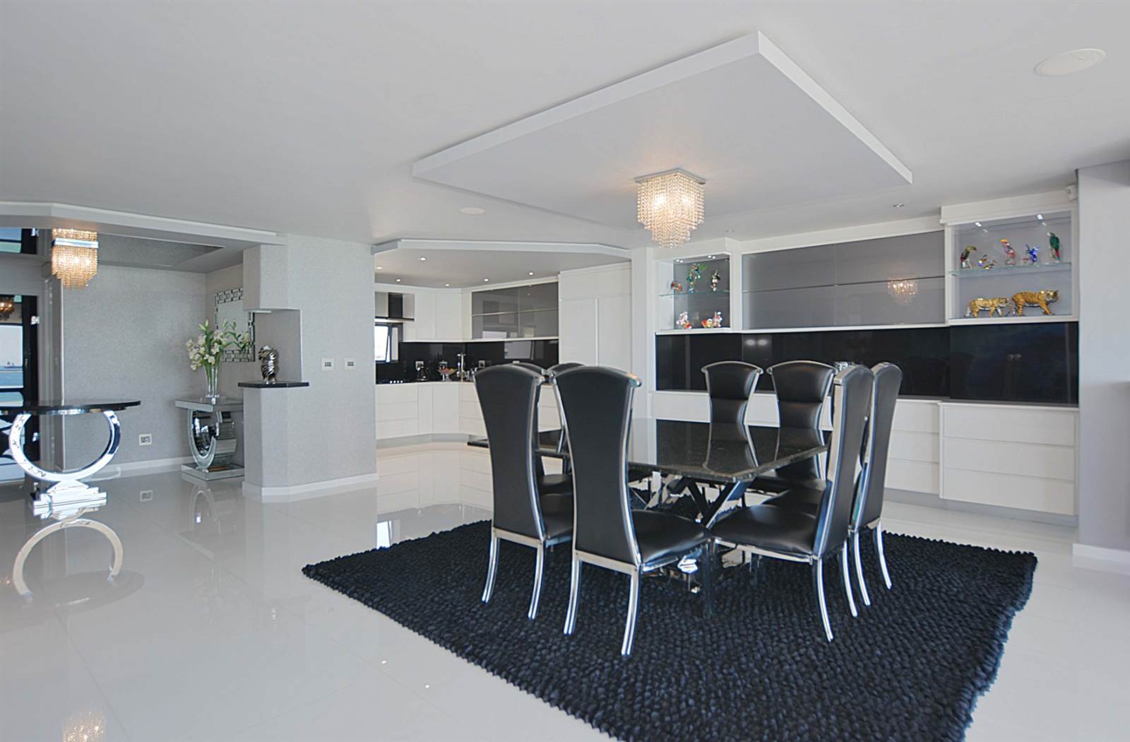 3 Bed Apartment in Tableview photo number 8