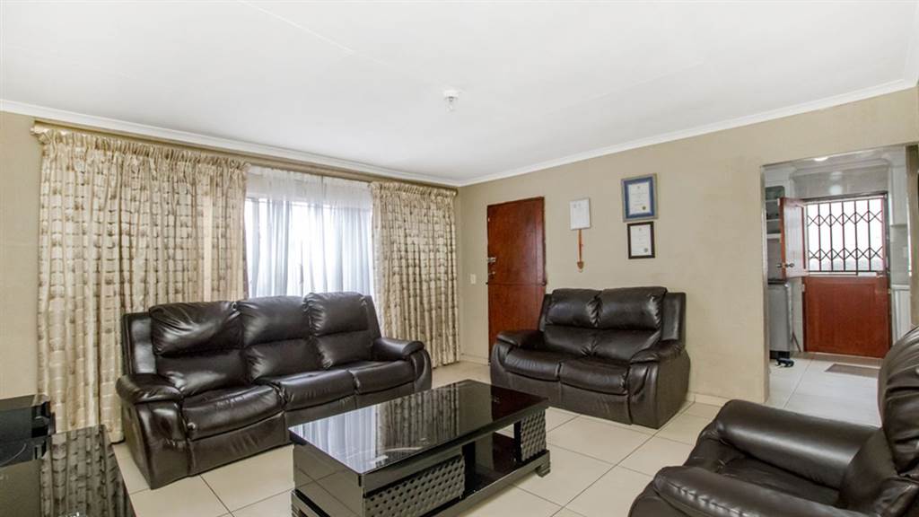3 Bed House in Dobsonville photo number 2