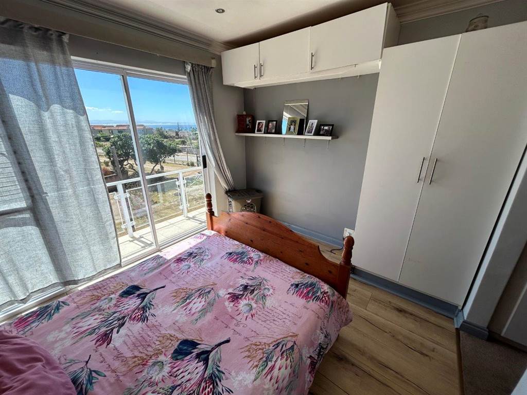 2 Bed Apartment in Jeffreys Bay photo number 13