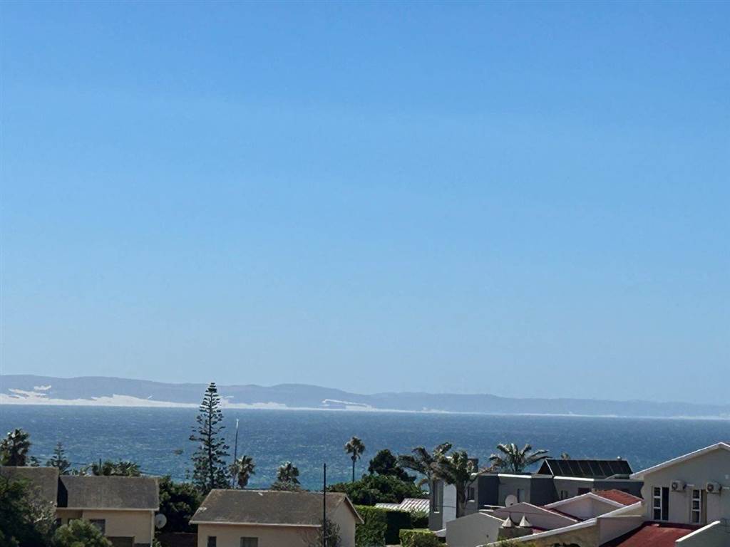 2 Bed Apartment in Jeffreys Bay photo number 15