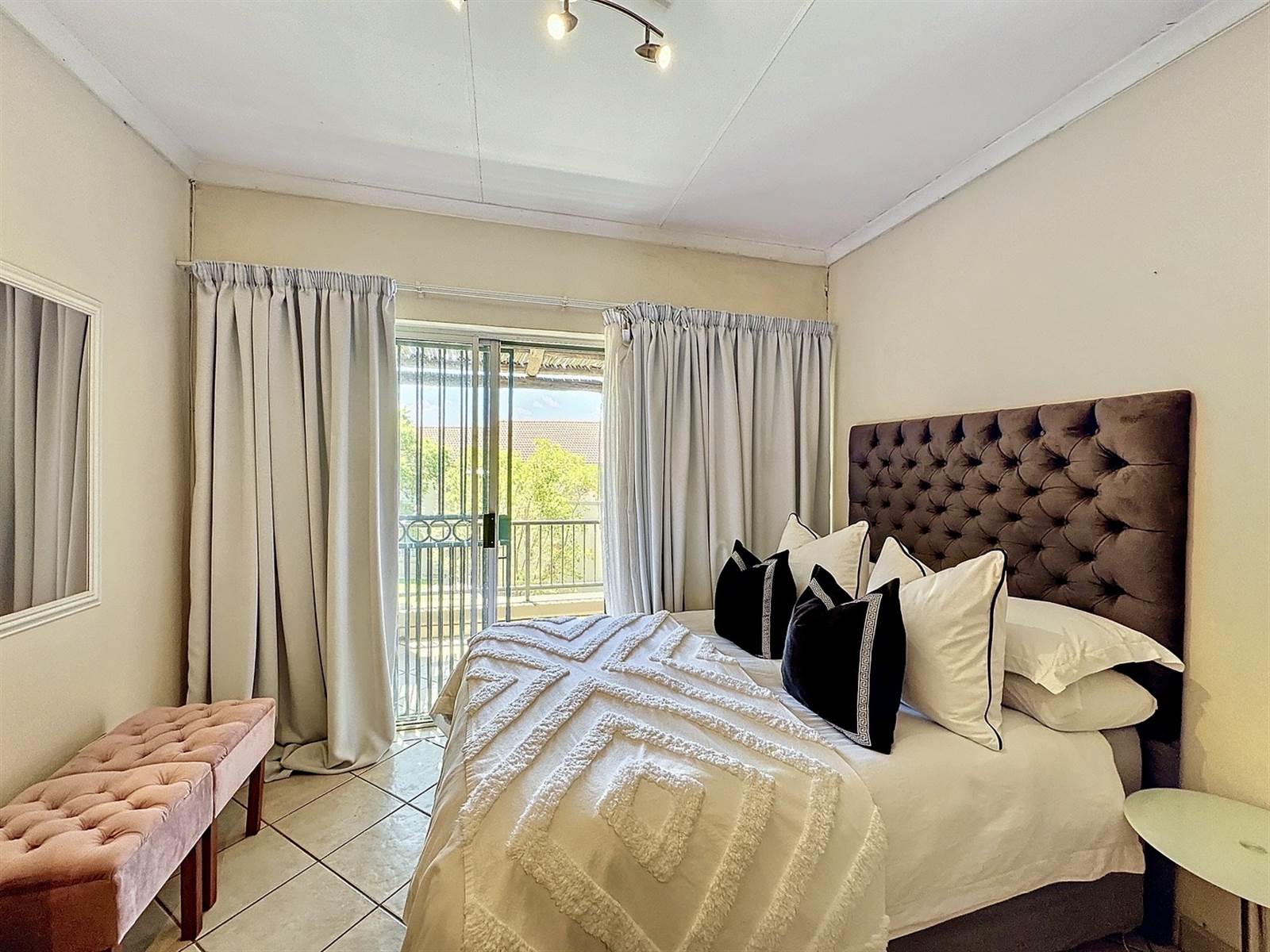 1 Bed Apartment in Hazeldean (Silverlakes Surroundings) photo number 14