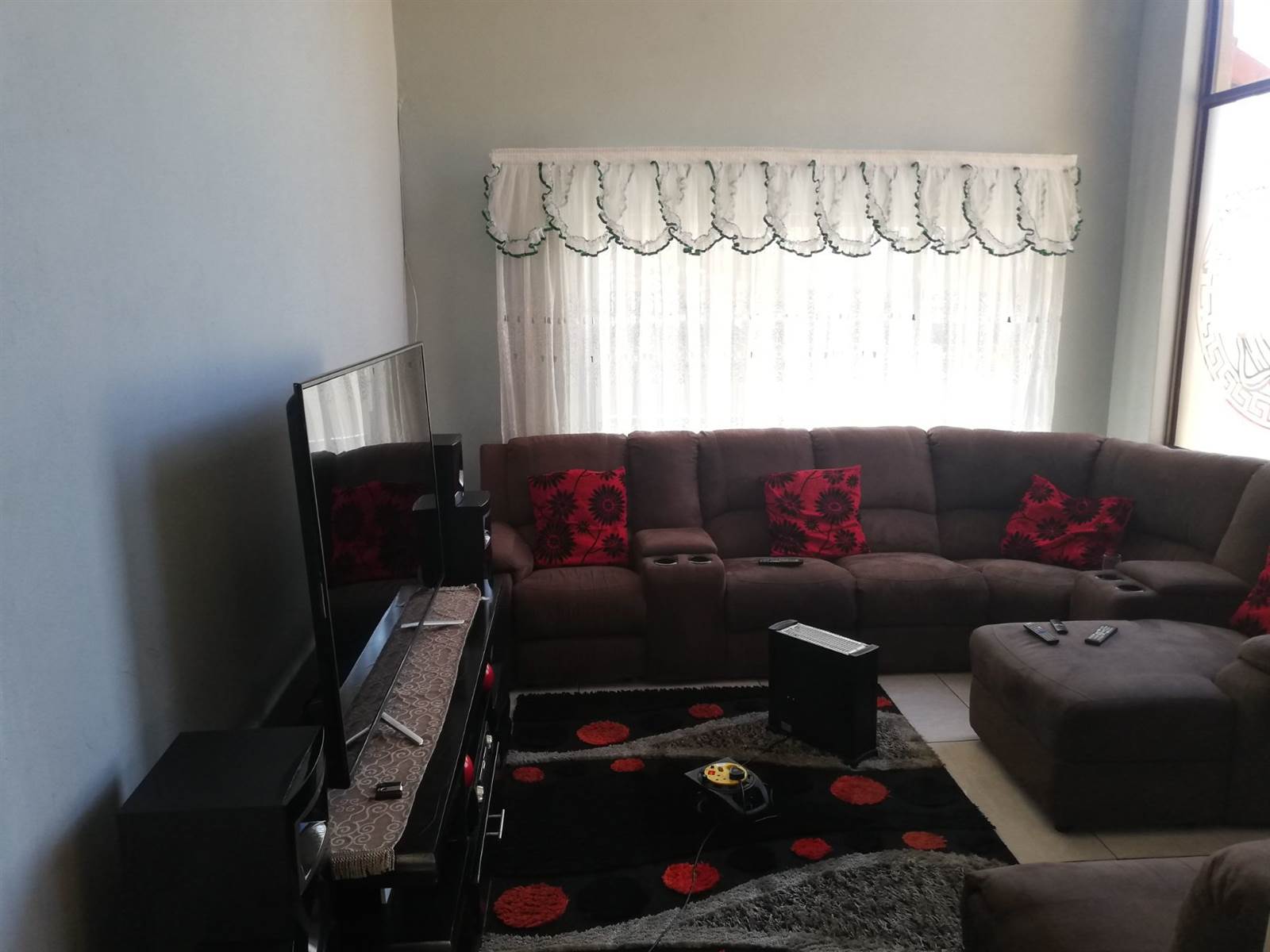 3 Bed Townhouse in Vereeniging photo number 4