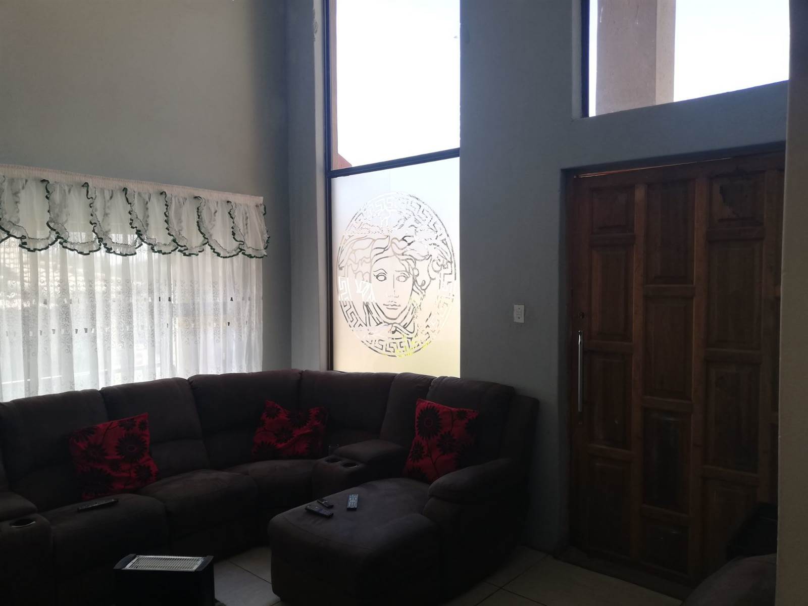 3 Bed Townhouse in Vereeniging photo number 5