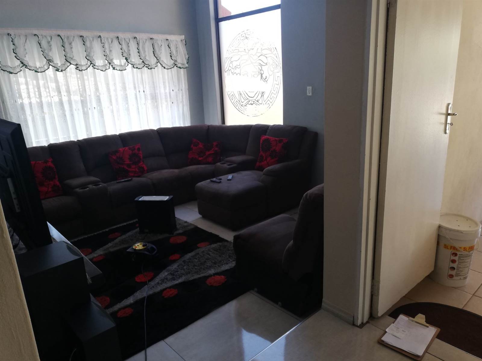 3 Bed Townhouse in Vereeniging photo number 6