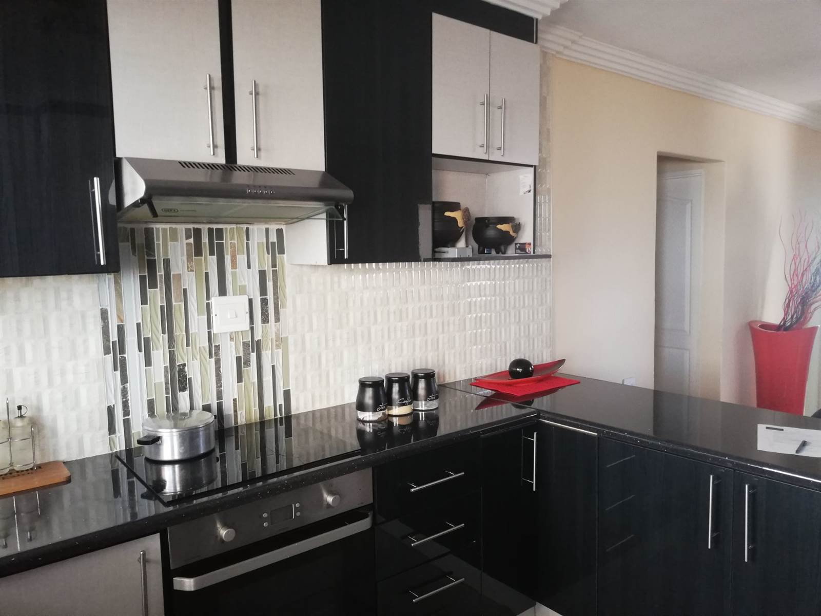 3 Bed Townhouse in Vereeniging photo number 8