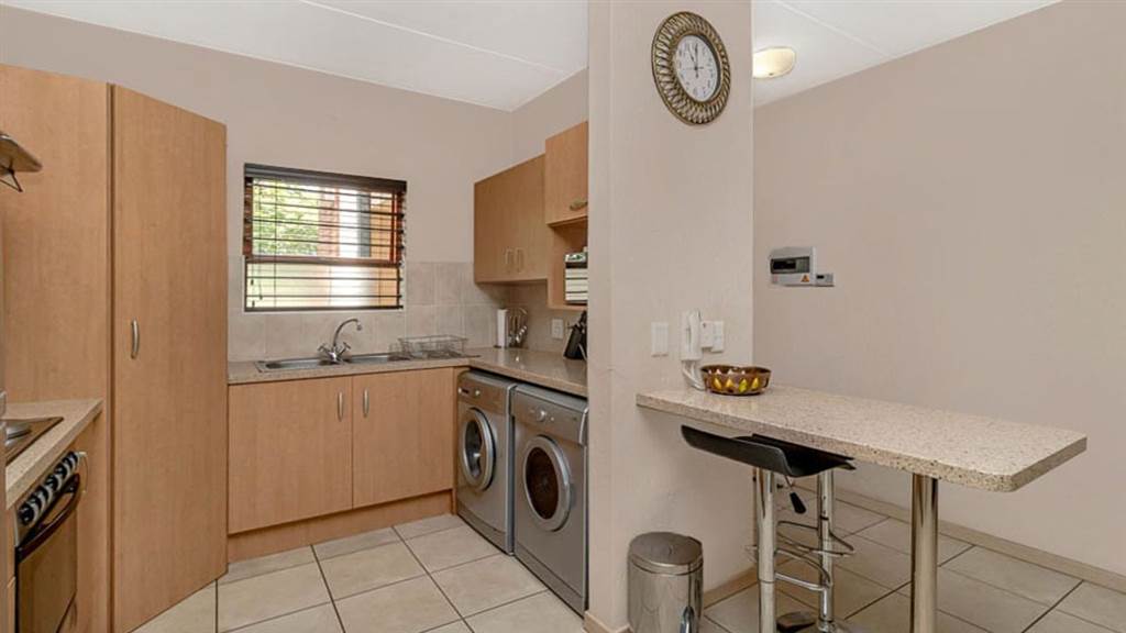 2 Bed Apartment in Douglasdale photo number 2