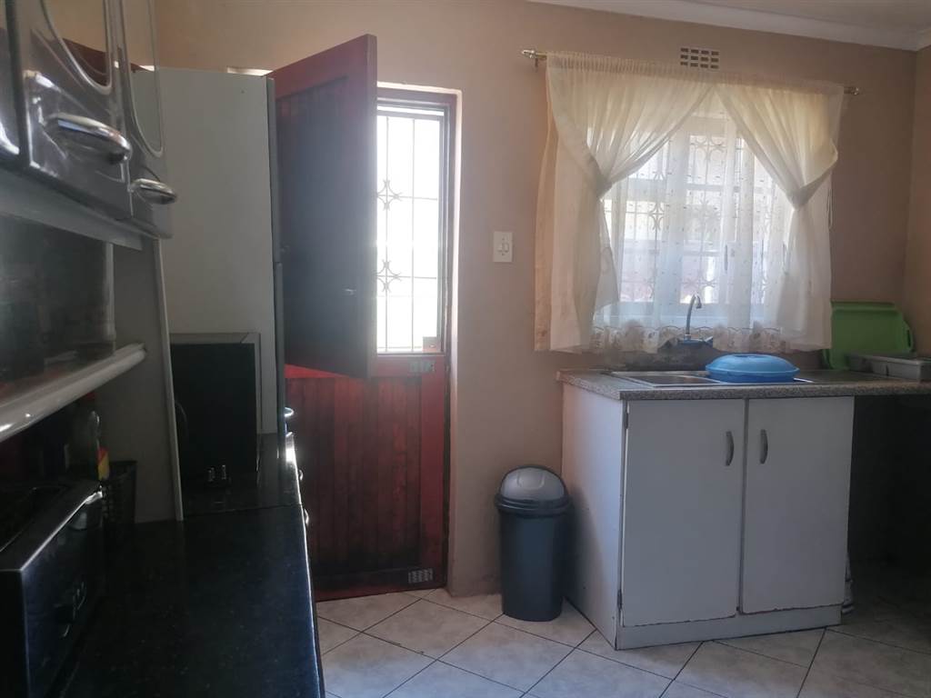 2 Bed House in Khayelitsha photo number 14